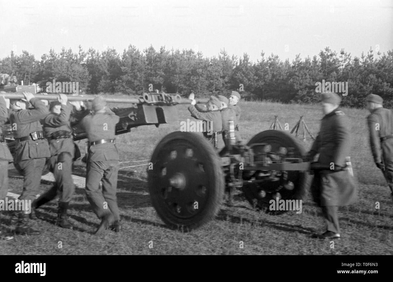 Wehrmacht Heer Schwere Kanone s.K 18 10 cm (10,5 cm) - Deutsche Armee ...