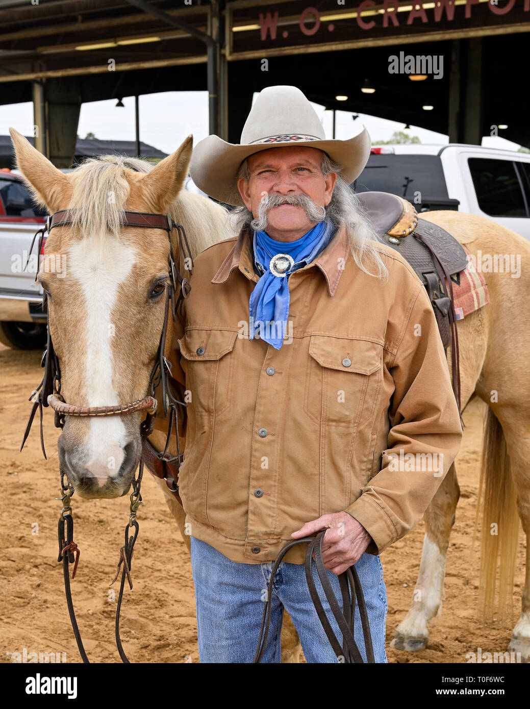 Portrait von Cowboy mit seinem Pferd in den traditionellen westlichen tragen wie ein Cowboy Hut in Montgomery Alabama, USA. Stockfoto