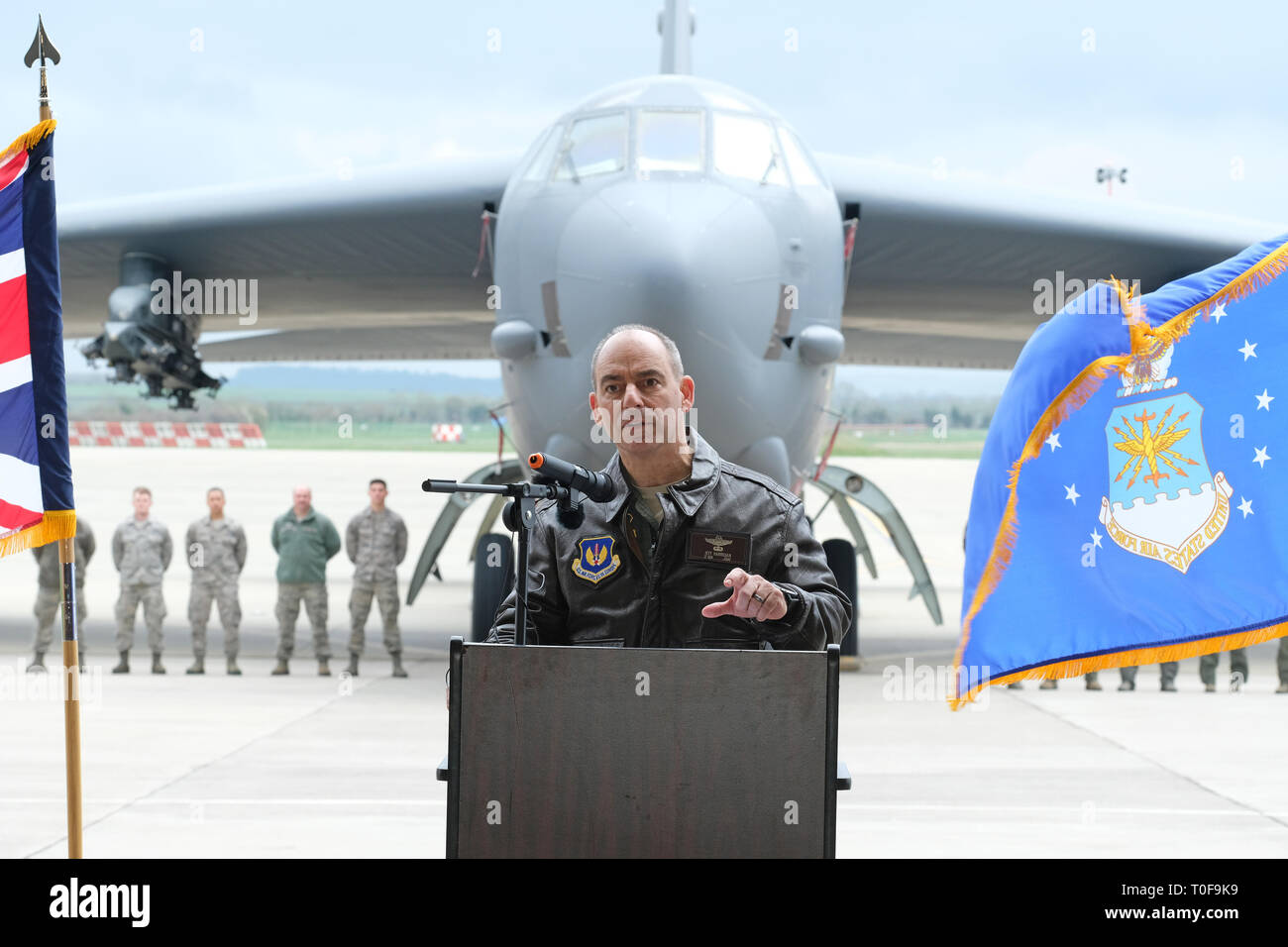 RAF Fairford, Gloucestershire, UK. 19. März 2019. Generalleutnant Jeffrey Harrigian, stellvertretender Kommandeur der US-Luftwaffe in Europa - Luftstreitkräfte Afrika begrüßt ein Bomber Task Force Einsatz von sechs Boeing B-52 H Stratofortress Flugzeuge auf RAF Fairford aus dem 2.Bombe Flügel in Louisiana, USA - der größte Einsatz der B-52 in Großbritannien seit der Operation Iraqi Freedom im Jahr 2003. Die Flugzeuge werden führen Sie Schulungen Einsätze über die Ostsee, in Mitteleuropa, im östlichen Mittelmeer und Marokko. Credit: Steven Mai/Alamy leben Nachrichten Stockfoto