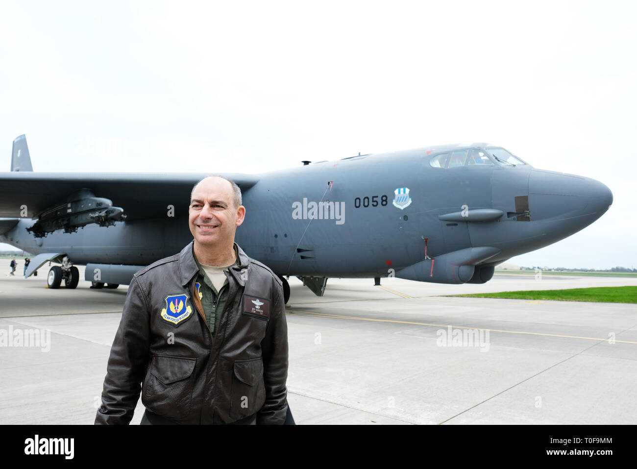 RAF Fairford, Gloucestershire, UK. 19. März 2019. Generalleutnant Jeffrey Harrigian, stellvertretender Kommandeur der US-Luftwaffe in Europa - Luftstreitkräfte Afrika begrüßt ein Bomber Task Force Einsatz von sechs Boeing B-52 H Stratofortress Flugzeuge auf RAF Fairford aus dem 2.Bombe Flügel in Louisiana, USA - der größte Einsatz der B-52 in Großbritannien seit der Operation Iraqi Freedom im Jahr 2003. Die Flugzeuge werden führen Sie Schulungen Einsätze über die Ostsee, in Mitteleuropa, im östlichen Mittelmeer und Marokko. Credit: Steven Mai/Alamy leben Nachrichten Stockfoto