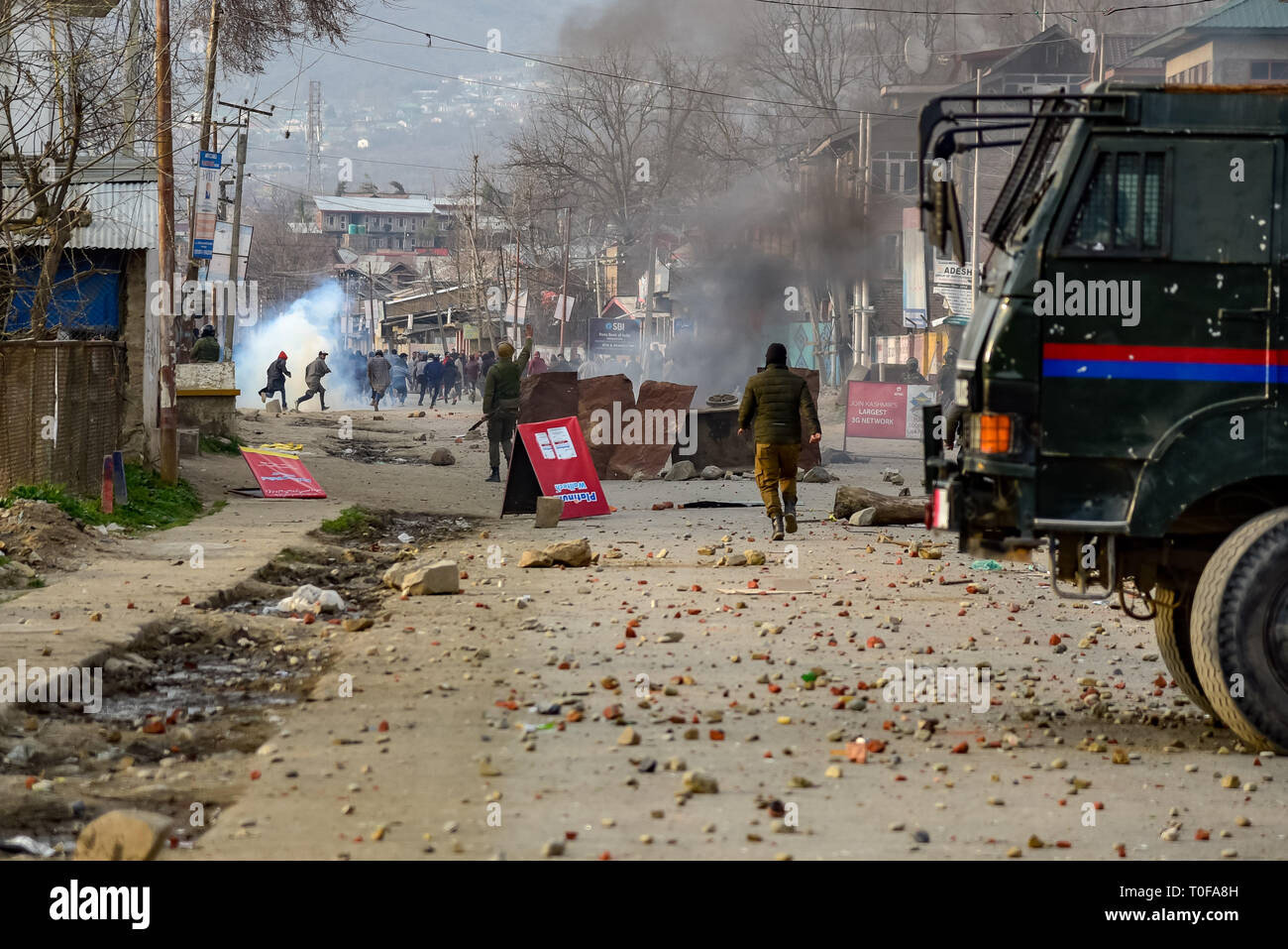 Pulwama, Kaschmir. 19 Mär, 2019. Kaschmir Demonstranten gesehen werden, die sich überschneiden, mit indischen Kräfte in Awantipora Awantipora. intensive Auseinandersetzungen im Bereich des South Kaschmir Pulwama Bezirk inmitten einer spontanen Abschaltung brach nach dem Sorgerecht Tod einer lokalen Schule Lehrer Rizwan Pandit. Pandit, der von der Polizei in einer Militanz verhaftet wurde - Ähnliche Fall, in Polizeigewahrsam im CARGO Camp starb in Srinagar, letzte Nacht, sagte die Polizei. Kredit Idrees: Abbas/SOPA Images/ZUMA Draht/Alamy leben Nachrichten Stockfoto