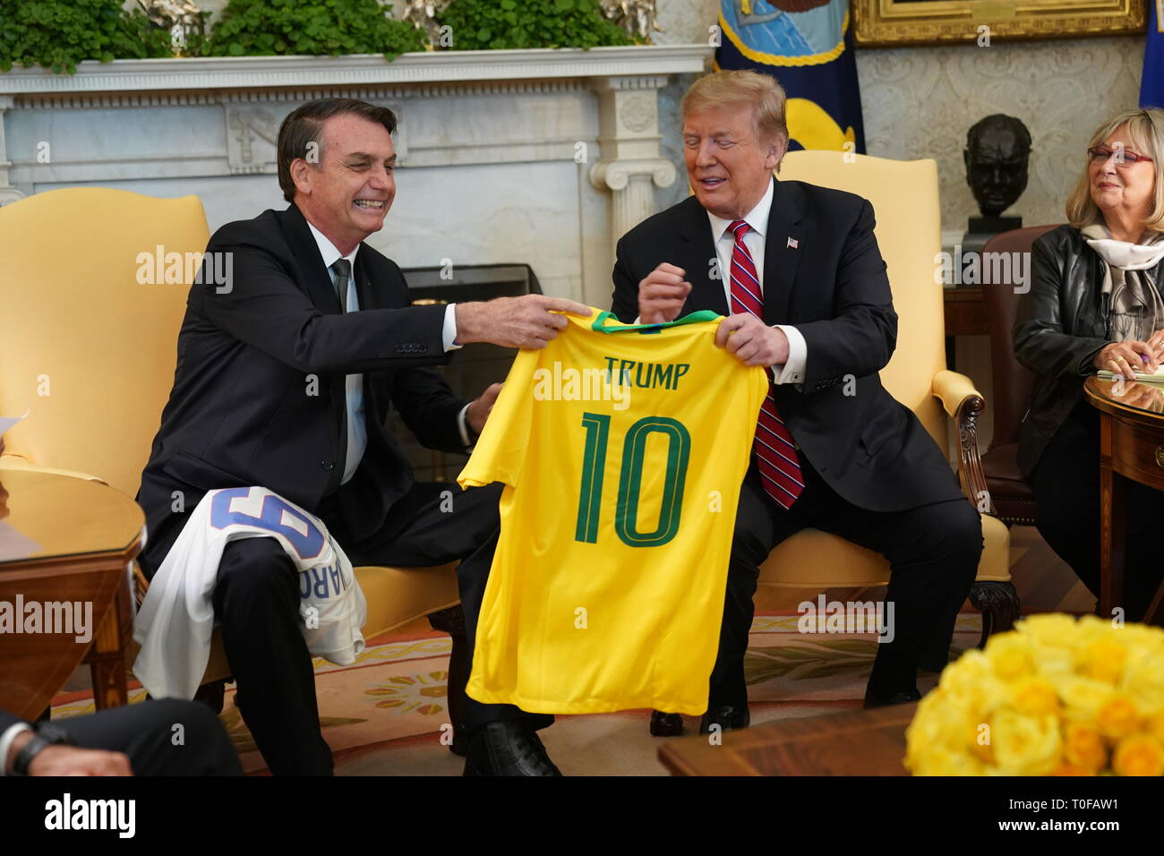 März 19, 2019, Washington, DC, USA: Bolsonaro bietet Trumpf ein Brasilien Fußball-Nationalmannschaft Trikot mit der Nummer 10 für Schlossfalle positionieren. Präsidenten der Vereinigten Staaten Donald J. Trumpf trifft sich mit Präsident Jair Bolsonaro Brasiliens im Weißen Haus. Quelle: Chris Kleponis/Pool über CNP/MediaPunch Stockfoto