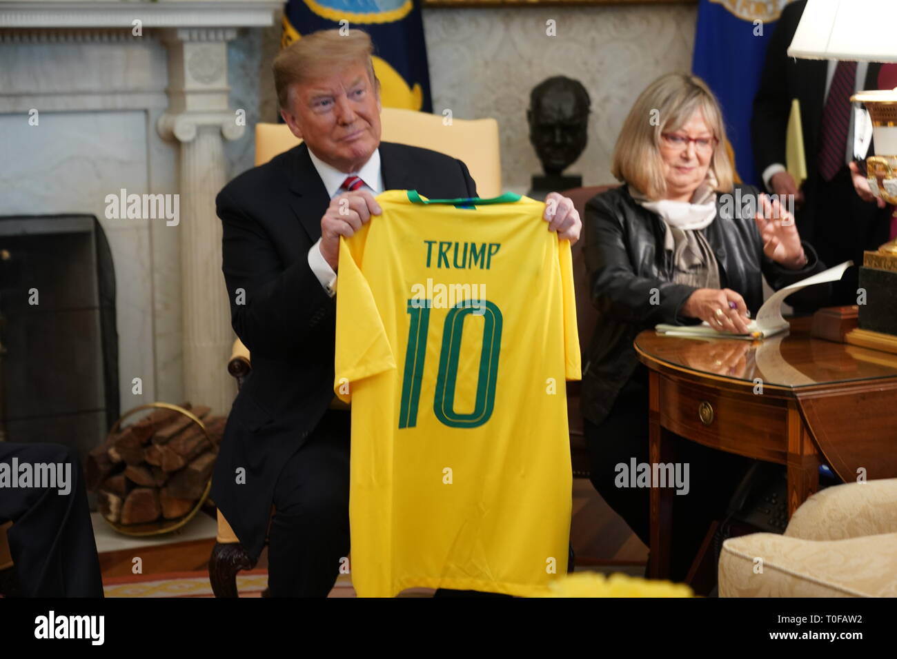 Washington, District of Columbia, USA. 19 Mär, 2019. März 19, 2019, Washington, DC, USA: Bolsonaro bietet Trumpf ein Brasilien Fußball-Nationalmannschaft Trikot mit der Nummer 10 für Schlossfalle positionieren. Präsidenten der Vereinigten Staaten Donald J. Trumpf trifft sich mit Präsident Jair Bolsonaro Brasiliens im Weißen Haus. Quelle: Chris Kleponis/Pool über CNP Credit: Chris Kleponis/CNP/ZUMA Draht/Alamy leben Nachrichten Stockfoto