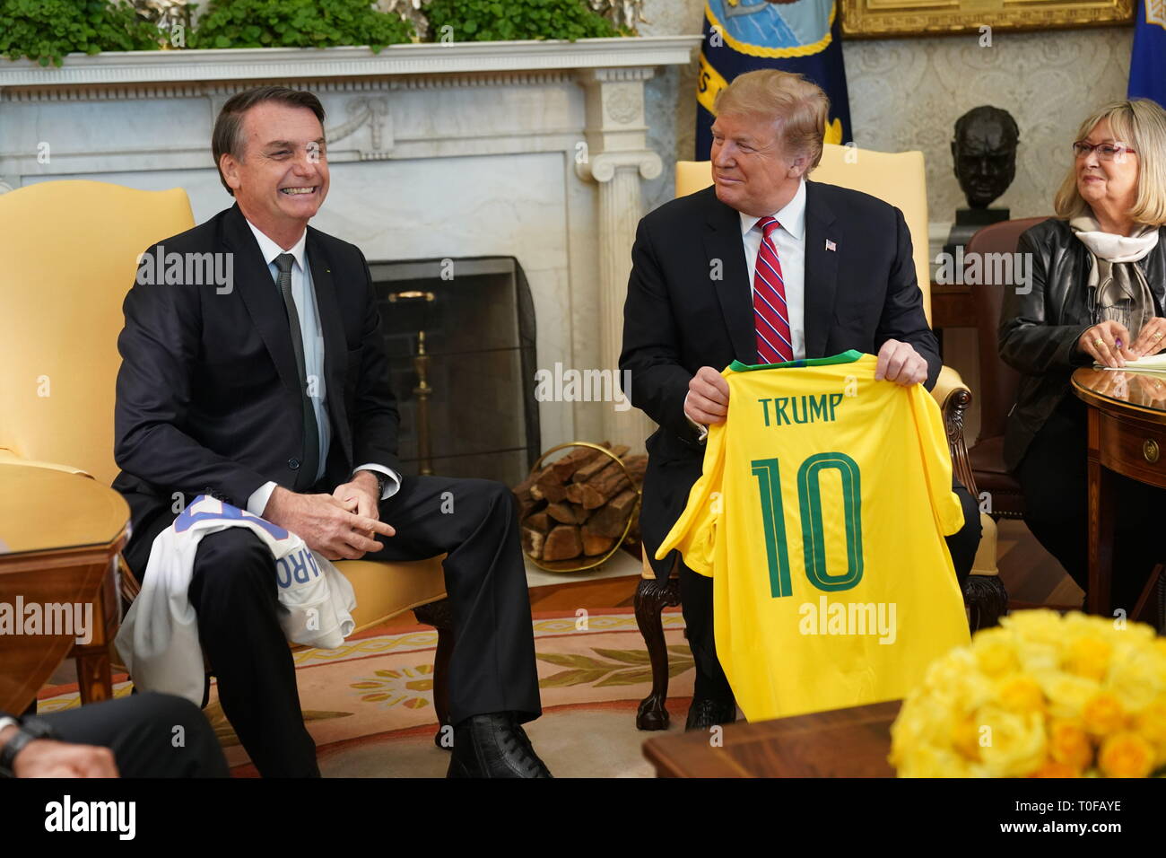 Washington, District of Columbia, USA. 19 Mär, 2019. März 19, 2019, Washington, DC, USA: Bolsonaro bietet Trumpf ein Brasilien Fußball-Nationalmannschaft Trikot mit der Nummer 10 für Schlossfalle positionieren. Präsidenten der Vereinigten Staaten Donald J. Trumpf trifft sich mit Präsident Jair Bolsonaro Brasiliens im Weißen Haus. Quelle: Chris Kleponis/Pool über CNP Credit: Chris Kleponis/CNP/ZUMA Draht/Alamy leben Nachrichten Stockfoto