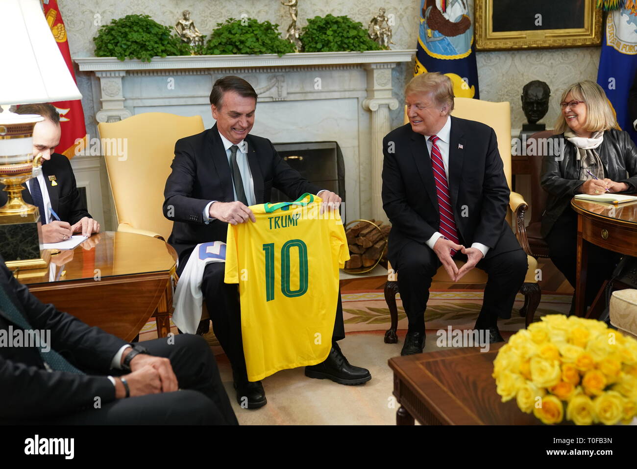 März 19, 2019, Washington, DC, USA: Bolsonaro bietet Trumpf ein Brasilien Fußball-Nationalmannschaft Trikot mit der Nummer 10 für Schlossfalle positionieren. Präsidenten der Vereinigten Staaten Donald J. Trumpf trifft sich mit Präsident Jair Bolsonaro Brasiliens im Weißen Haus. Quelle: Chris Kleponis/Pool über CNP | Verwendung weltweit Stockfoto