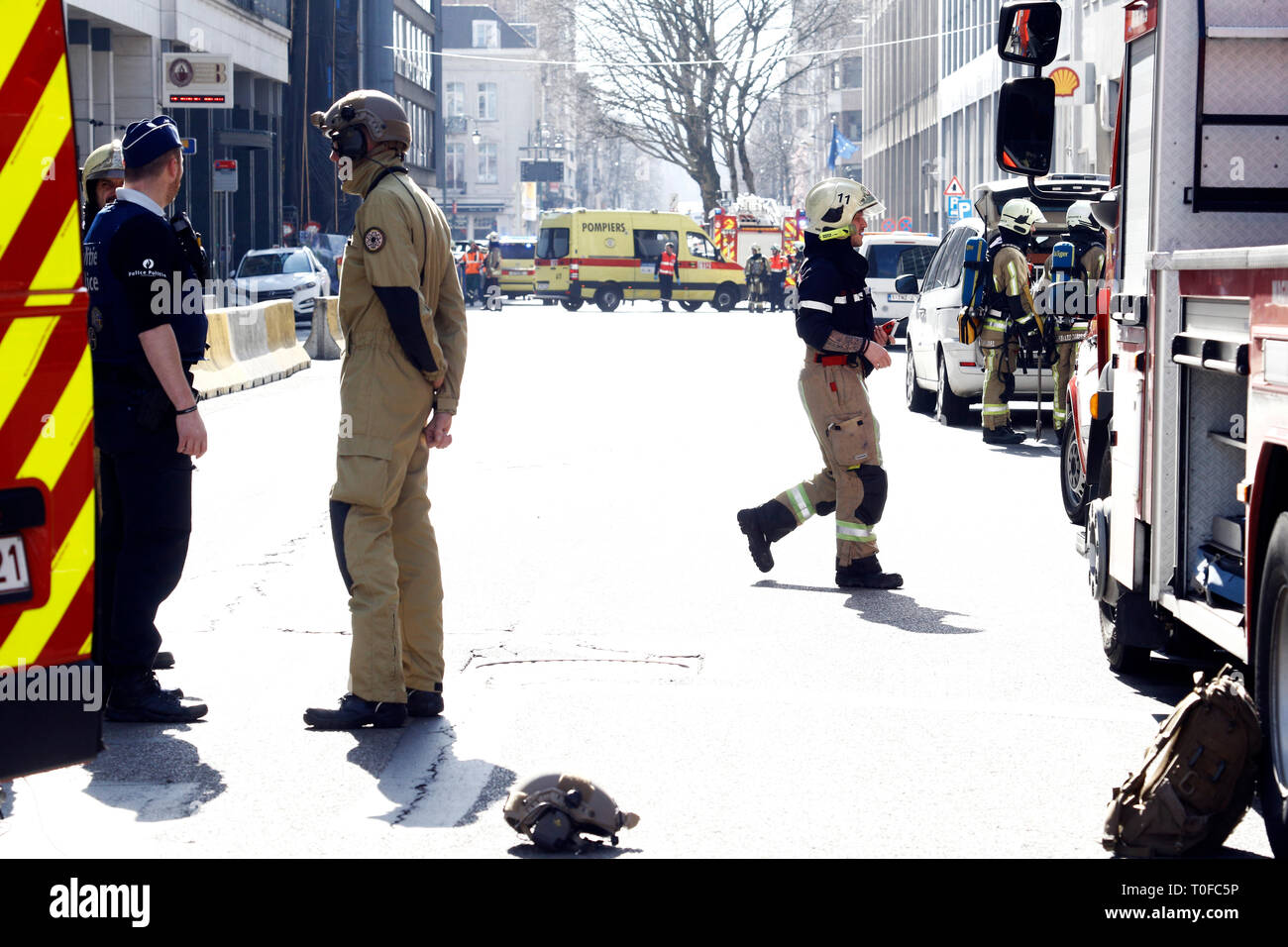 Brüssel, Belgien. 19. März 2019. Mitglieder der Notfall reagieren auf einen Bombenalarm in der Europäischen Institution. Credit: ALEXANDROS MICHAILIDIS/Alamy leben Nachrichten Stockfoto