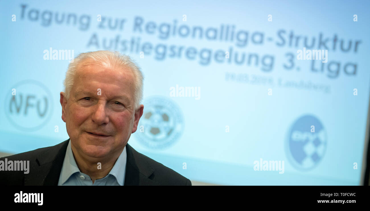 Landsberg, Deutschland. 19 Mär, 2019. Fußball, DFB, nach oben Treffen von Vertretern der Regionalverbände im Süden, Norden und Nordosten für die regionalen Liga Reform. Erwin Bugar, Präsident der North East deutscher Fußball-Verband (Nofv), kommt zu der Pressekonferenz. Credit: Hendrik Schmidt/dpa-Zentralbild/dpa/Alamy leben Nachrichten Stockfoto