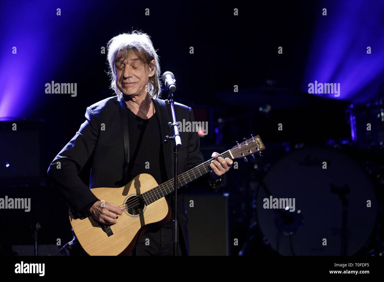 Paris, Frankreich. 18 Mär, 2019. Jean-Louis Aubert führt während der XIV Charity Gala gegen die Alzheimer Krankheit am Olympia am 18. März 2019 in Paris, Frankreich. Quelle: Bernard Menigault/Alamy leben Nachrichten Stockfoto