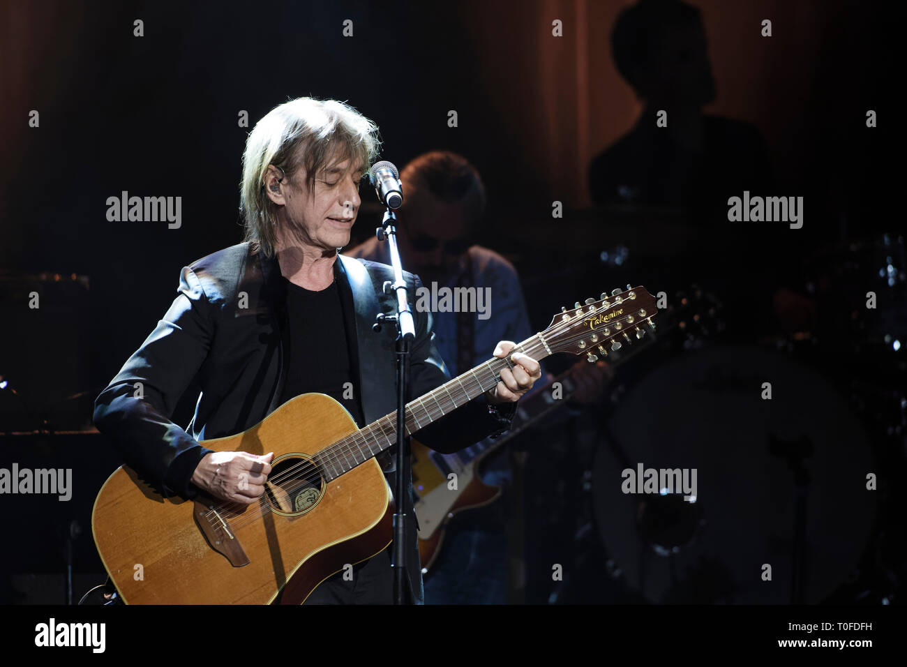 Paris, Frankreich. 18 Mär, 2019. Jean-Louis Aubert führt während der XIV Charity Gala gegen die Alzheimer Krankheit am Olympia am 18. März 2019 in Paris, Frankreich. Quelle: Bernard Menigault/Alamy leben Nachrichten Stockfoto