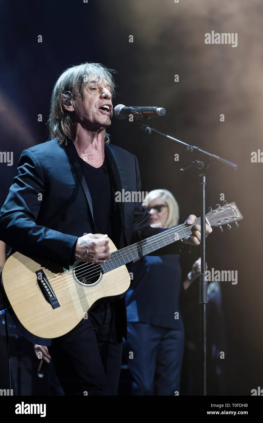 Paris, Frankreich. 18 Mär, 2019. Jean-Louis Aubert führt während der XIV Charity Gala gegen die Alzheimer Krankheit am Olympia am 18. März 2019 in Paris, Frankreich. Quelle: Bernard Menigault/Alamy leben Nachrichten Stockfoto