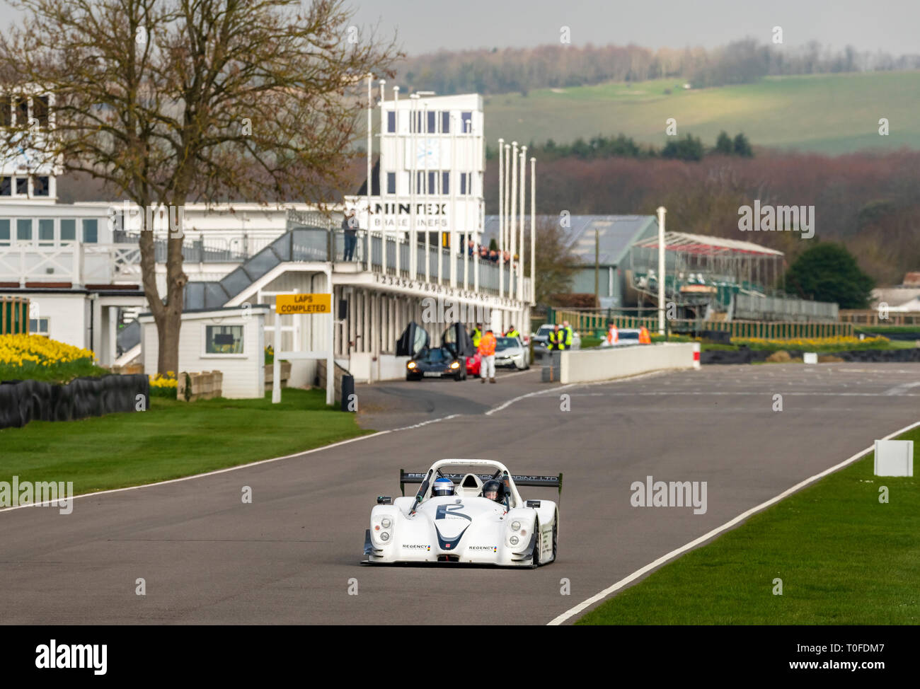 Goodwood, West Sussex, UK. 19. Mär 2019. Veteranen und ihre Familien genossen Runden an Geschwindigkeit rund um den historischen Ort sowohl für Zwei- und vierrädrige motorsport Goodwood Motor Circuit Hexe wurde offiziell im September 1948 eröffnet. Credit: Clifford Norton/Alamy leben Nachrichten Stockfoto