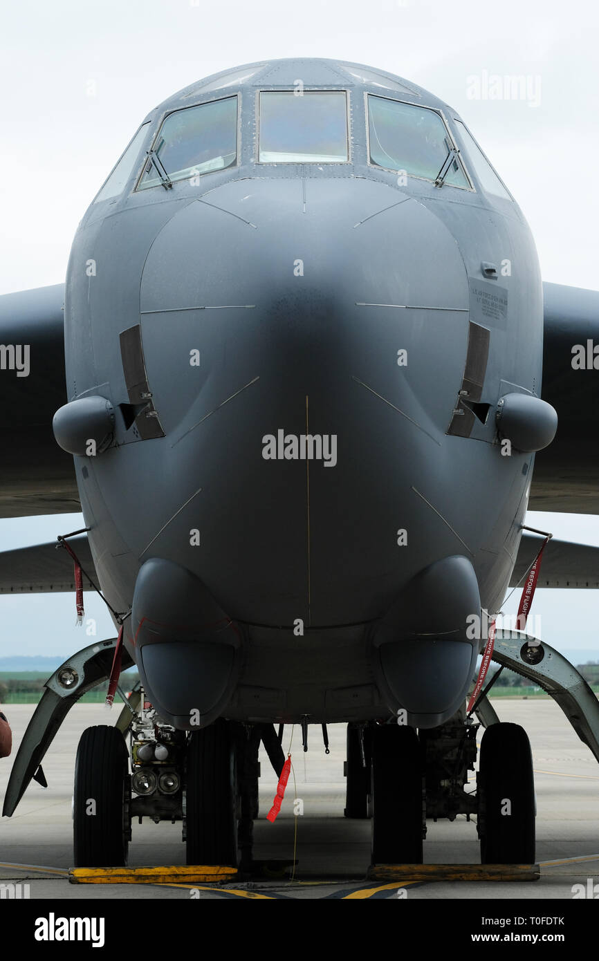 RAF Fairford, Gloucestershire, UK. 19. März 2019. RAF Fairford begrüßt ein Bomber Task Force Einsatz von sechs Boeing B-52 H Stratofortress Flugzeuge auf RAF Fairford aus dem 2.Bombe Flügel in Louisiana, USA - der größte Einsatz der B-52 in Großbritannien seit der Operation Iraqi Freedom im Jahr 2003. Diese B-52 H Maschinen wurden gebaut zurück in 1960/1961 sind jetzt fast 60 Jahre alt. Die Flugzeuge werden führen Sie Schulungen Einsätze über die Ostsee, in Mitteleuropa, im östlichen Mittelmeer und Marokko. Credit: Steven Mai/Alamy leben Nachrichten Stockfoto