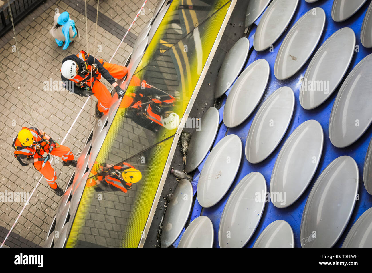 Die Stierkampfarena, Birmingham, UK, 19. März 2019. Eine Gruppe von Seil Reinigung und Wartung Fremdfirmen arbeiten in luftiger Höhe auf dem berühmten Fassade der Selfridges in Birmingham Bull Ring Einkaufszentrum. Die Arbeit ist Teil einer geplanten laufenden Projekts. Die selfridges Gebäude ist in 15.000 überdachte Aluminium Scheiben auf einem blauen Hintergrund gesponnen. Credit: Imageplotter/Alamy leben Nachrichten Stockfoto