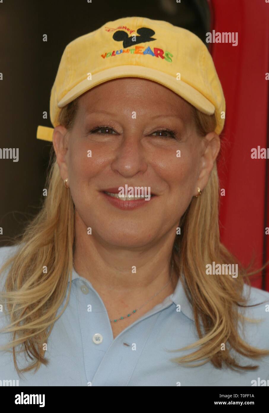 New York City, USA. 01. Jan 2005. BETTE MIDLER STARTET EINE REVITALISIERUNG EINES GEMEINSCHAFTLICHEN GARTEN UND NACHBARSCHAFT PARK. EAST HARLEM, NEW YORK CITY. 7/27/2004 Foto von John Barrett/PHOTOlink Foto per Kreditkarte: Newscom/Alamy leben Nachrichten Stockfoto