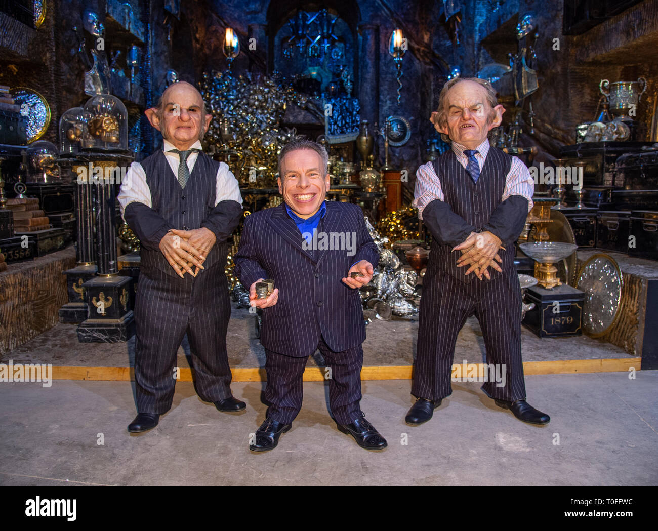 Warwick Davis (C) und Goblins in der lestrange Vault am ursprünglichen Gringotts Bank der Zauberer bei Warner Bros Studio Tour London in Watford. Warner Bros. Studio Tour London - die Herstellung von Harry Potter stellt die größte Expansion, die ursprüngliche Gringotts magische Bank wird für das Publikum geöffnet von Samstag, dem 6. April. Stockfoto