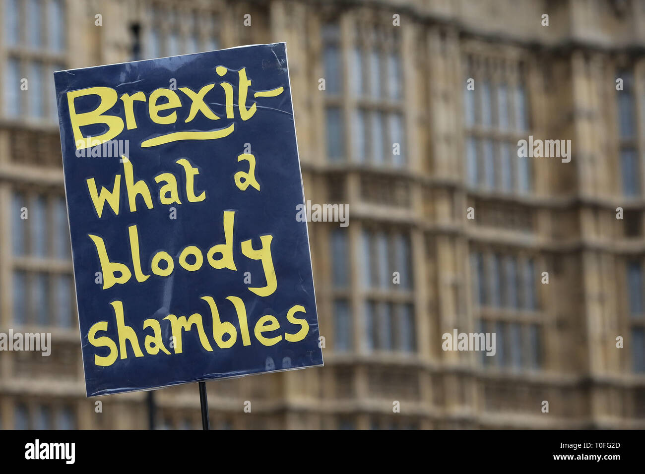 Eine anti-Brexit Brexit Plakat, das sagt, was einem blutigen Chaos während des Protestes außerhalb der Häuser des Parlaments. Das Vereinigte Königreich wird die EU am 29. März 2019 verlassen. Stockfoto