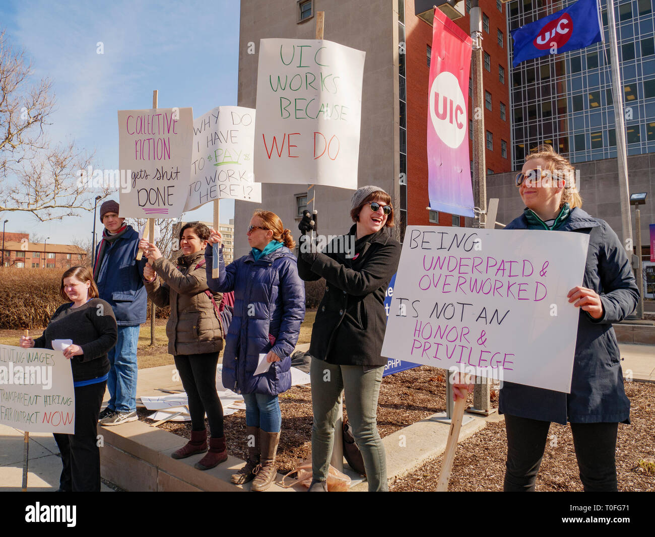 Chicago, Illinois, USA. 19. März 2019. Wissenschaftliche Hilfskräfte picket in von der Universität von Illinois in Chicago's Schule des öffentlichen Gesundheitswesens. Der Absolvent der Arbeitnehmer fordern einen existenzsichernden Lohn und nicht mit Gebühren in Höhe von 10 % ihres Einkommens aus ihren Lohn abgezogen. Quelle: Todd Bannor/Alamy leben Nachrichten Stockfoto