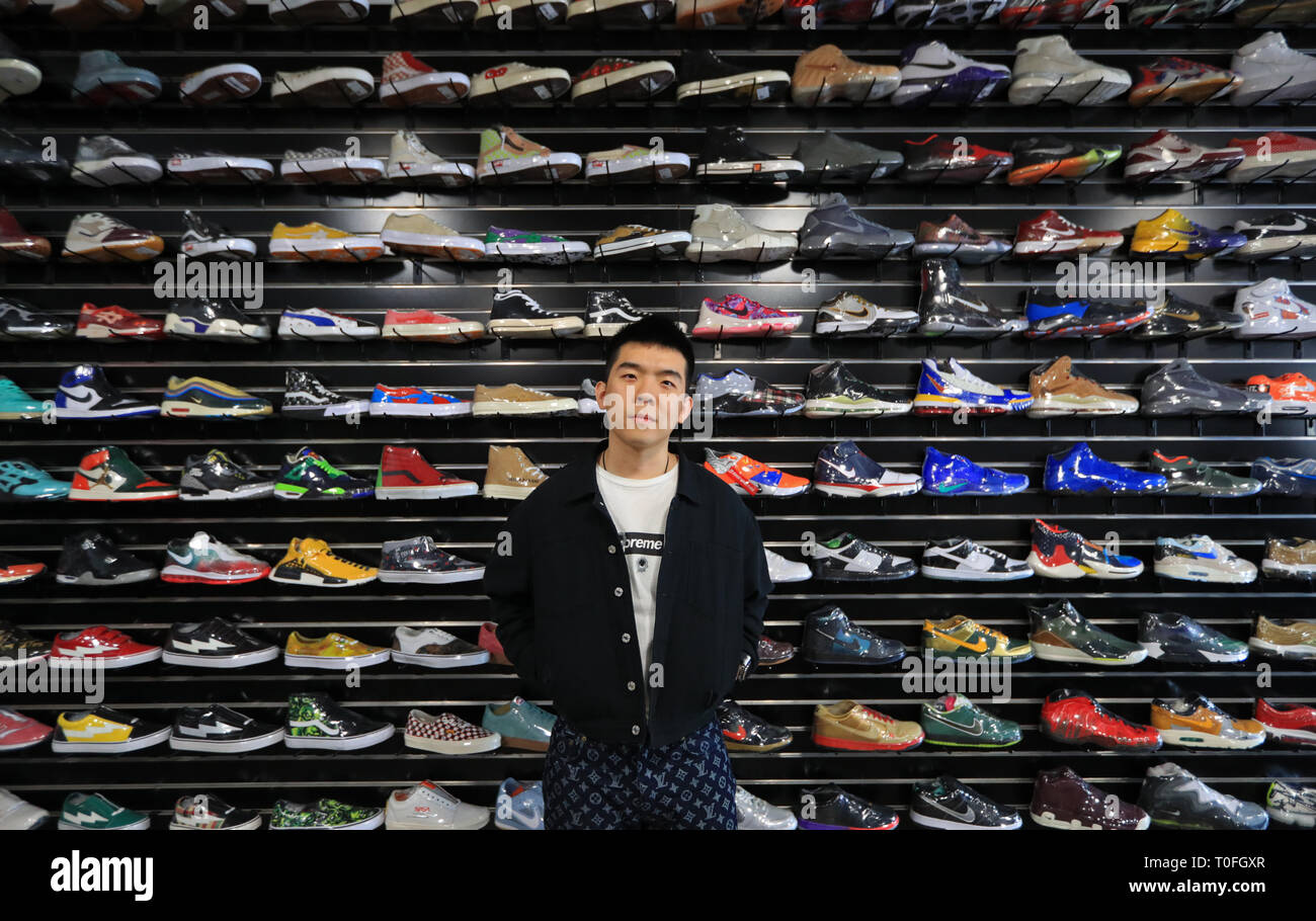 Peking, USA. 18 Mär, 2019. Xia Jiahuan, Gründer von Solestage, steht in seinem Geschäft bei Fairfax Avenue in Los Angeles, USA, 18. März 2019. Die Streetwear label Solestage wurde von der 25 Jahre alten Chinesischen Xia Jiahuan, der sagt, "Ich hoffe, dass eine Verbindung zwischen chinesischen und amerikanischen Jugendkultur zu sein." Quelle: Li Ying/Xinhua/Alamy leben Nachrichten Stockfoto