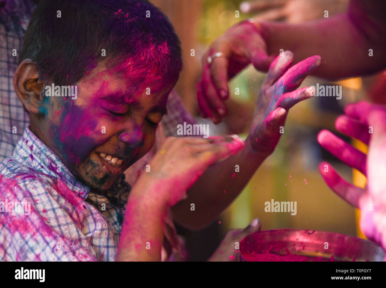 Peking, China. 20 Mär, 2019. Ein Kind mit farbigem Pulver auf seinem Gesicht reagiert während der Holi Festival feiern an einer speziellen Schule in Mumbai, Indien, 19. März 2019. Eine Feier bei Holi Festival wurde am Dienstag für die körperlich und geistig Behinderte indische Kinder in einer speziellen Schule in Mumbai statt. Der Hindu Festival von Holi, oder das Fest der Farben, kündigt die Ankunft des Frühlings. Quelle: Xinhua/Alamy leben Nachrichten Stockfoto