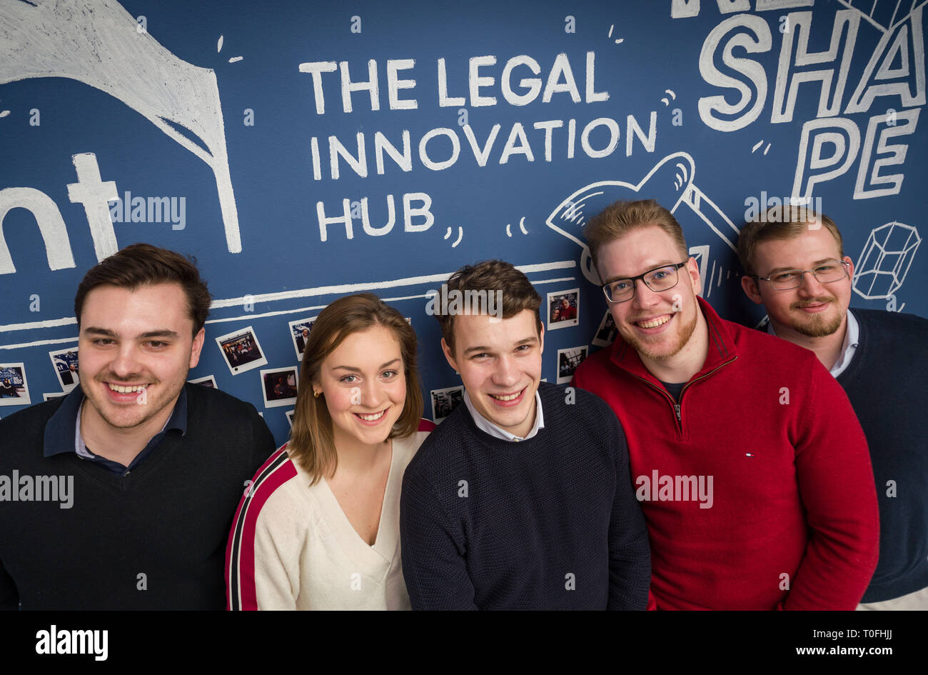 08. Februar 2019, Hessen, Frankfurt/Main: Die Studierenden (L-R) Julian Schenk (23), Lara Sophie Hucklenbroich (22), Jan-Henrik Busch (23), Benedikt Pföhler (26) und Nils Böhm (21), alle Mitglieder der Frankfurter juristischen Tech Lab, ein eingetragener Verein, Treffen, um Ideen auszutauschen. Sie wollen Juristische Tech und die damit verbundenen Veränderungen in der Anwaltschaft bekannt. Die Digitalisierung und die künstliche Intelligenz könnte die Arbeit der Anwälte revolutionieren. (Dpa' Rechtliche Tech: Die rechtlichen Frühling" vom 20.03.2019) Foto: Frank Rumpenhorst/dpa Stockfoto