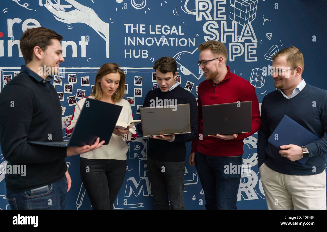 08. Februar 2019, Hessen, Frankfurt/Main: Die Studierenden (L-R) Julian Schenk (23), Lara Sophie Hucklenbroich (22), Jan-Henrik Busch (23), Benedikt Pföhler (26) und Nils Böhm (21), alle Mitglieder der Frankfurter juristischen Tech Lab, ein eingetragener Verein, Treffen, um Ideen auszutauschen. Sie wollen Juristische Tech und die damit verbundenen Veränderungen in der Anwaltschaft bekannt. Die Digitalisierung und die künstliche Intelligenz könnte die Arbeit der Anwälte revolutionieren. (Dpa' Rechtliche Tech: Die rechtlichen Frühling" vom 20.03.2019) Foto: Frank Rumpenhorst/dpa Stockfoto