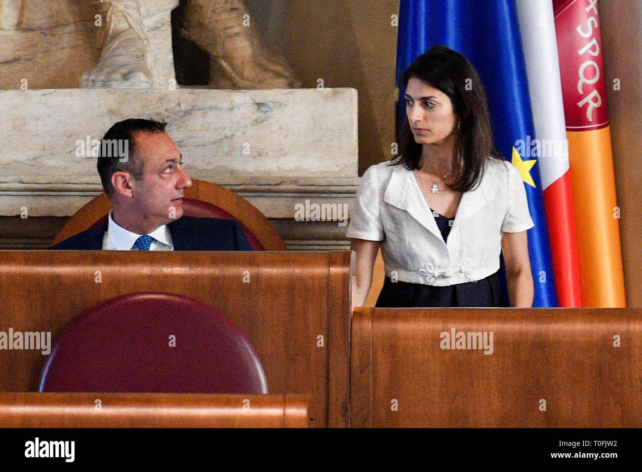 Foto Fabrizio Corradetti/LaPresse 12/06/2017 Roma (Italia) Assemblea Capitolina discussione delibera nuovo Stadio ein Tor di Valle Nella Foto: Virginia Raggi e Marcello De Vito Ph Fabrizio Corradetti/LaPresse 12/06/2017 Rom (Italien) Assemblea Capitolina discussione delibera nuovo Stadio ein Tor di Valle In der Pic: Virginia Raggi e Marcello De Vito Stockfoto