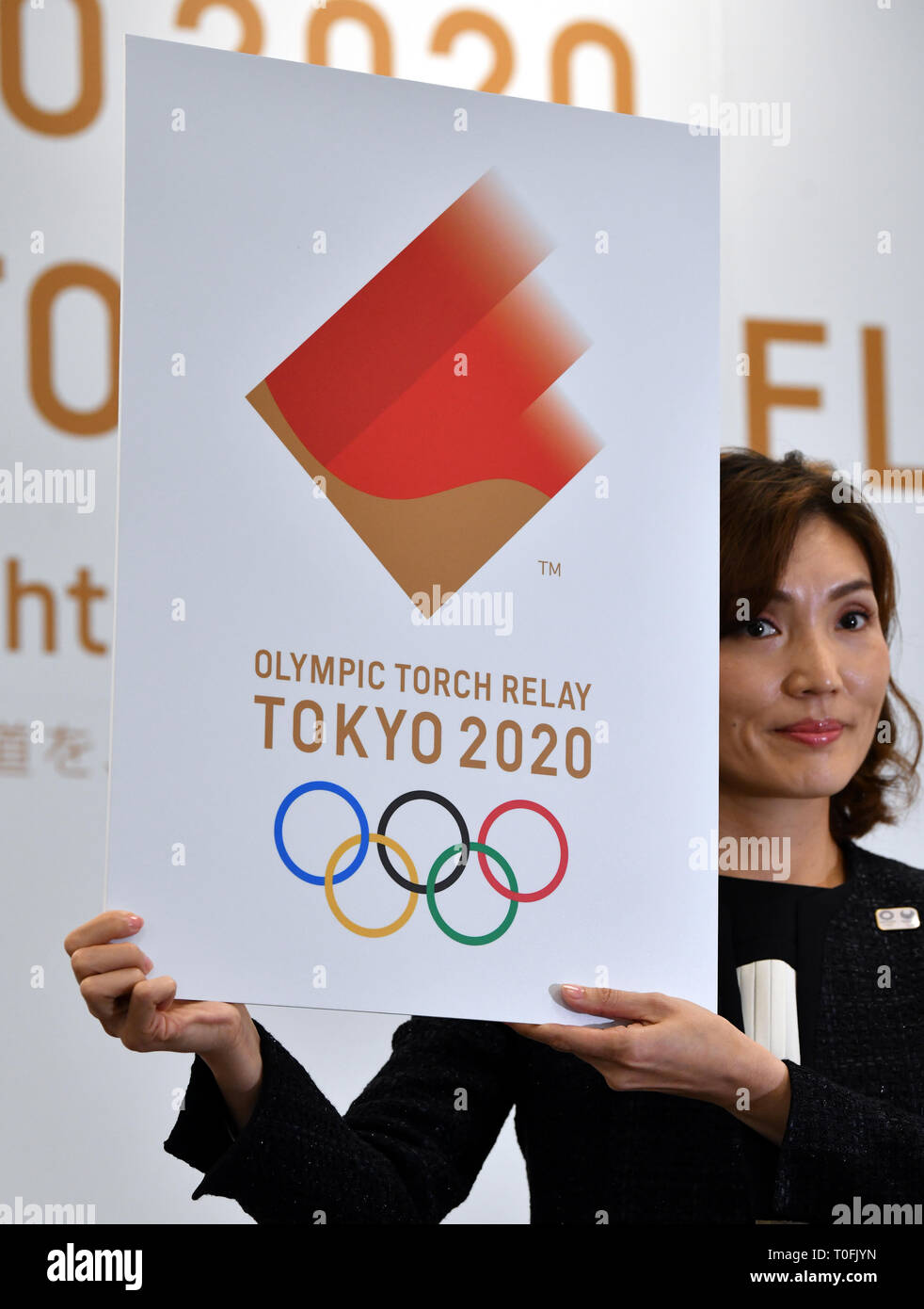 Tokio, Japan. 20 Mär, 2019. Das Organisationskomitee für die Olympischen Spiele und Paralympics 2020 in Tokio stellt das Design der Olympischen Fackel in Tokio am Mittwoch, 20. März 2019. Die Fackel, die das Motiv der Kirschblüte, Japans nationale Blume, die während der Tokyo Olympische Fackel 2020 Relais verwendet werden. (Foto von Natsuki Sakai/LBA) AYF-mis-Kredit: Lba Co.Ltd./Alamy leben Nachrichten Stockfoto