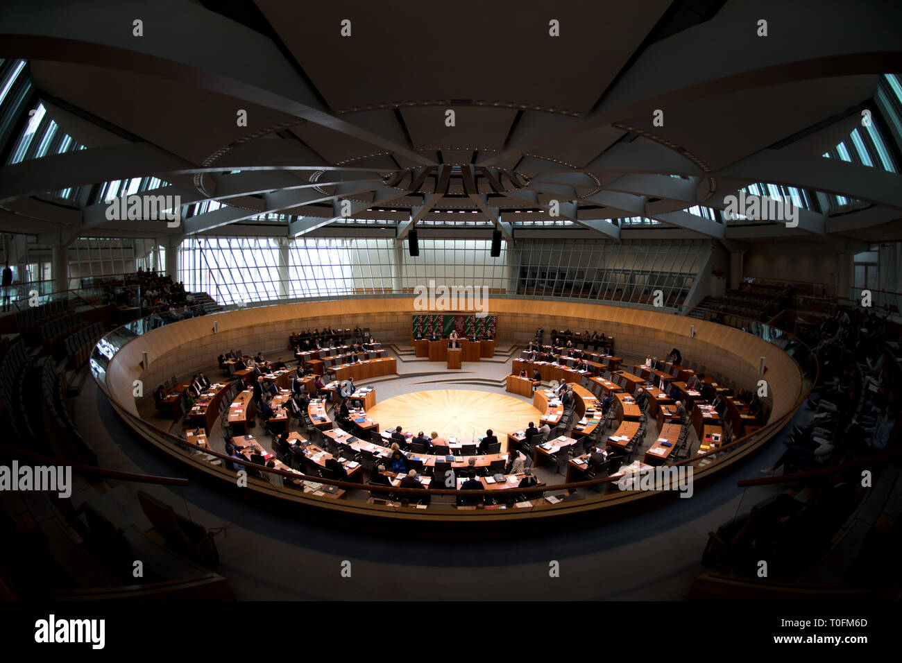 20. März 2019, Nordrhein-Westfalen, Düsseldorf: Der Landtag Debatten in Düsseldorf. In einer aktuellen Stunde des Landtags befasst sich mit der staatlichen Unternehmens Straßen. NRW und eine Debatte über Lehrermangel. Foto: Federico Gambarini/dpa Stockfoto