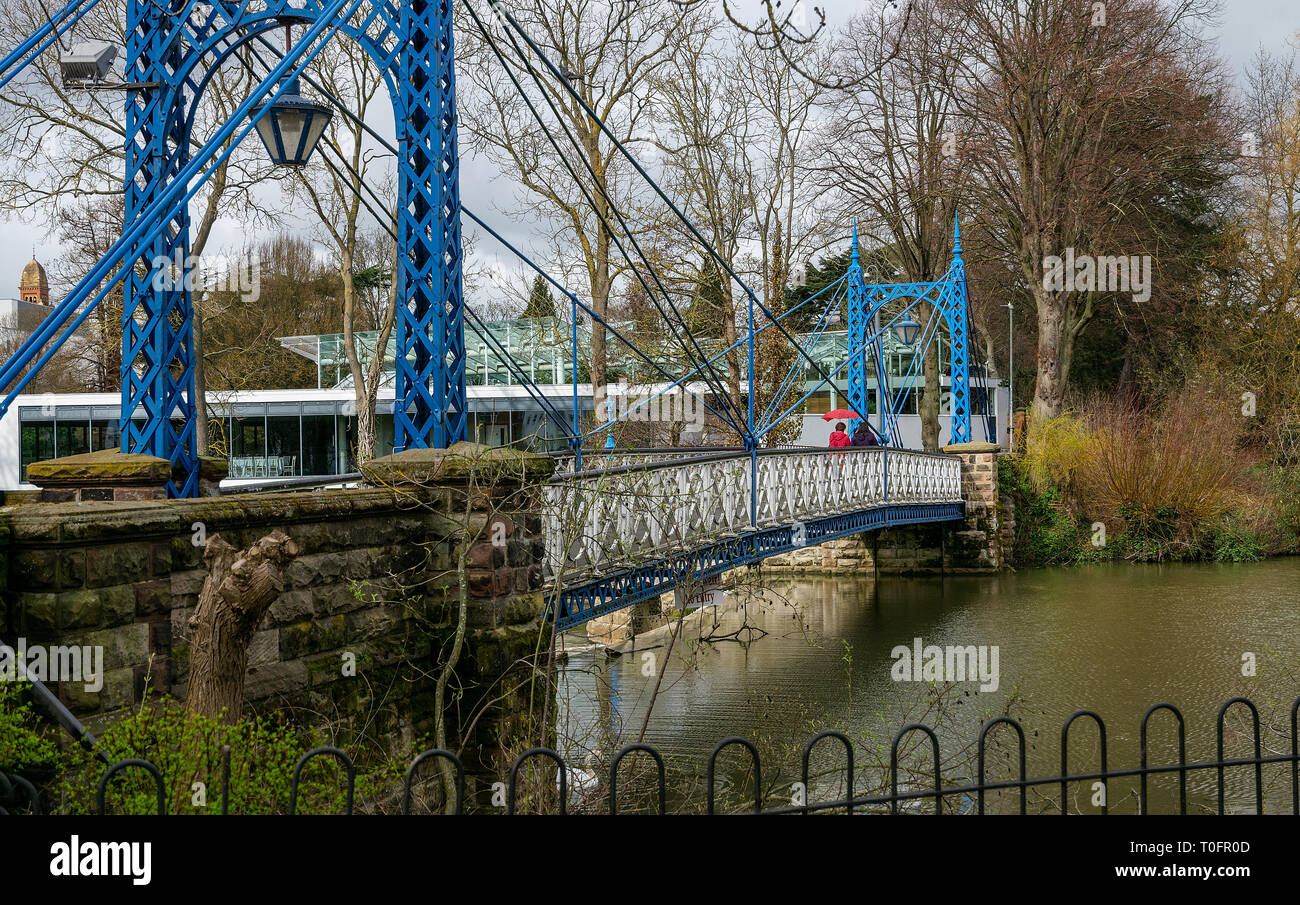 Ein Blick auf die Mühle Brücke, Jephson Garten, Leamington Spa, Warwickshire, Großbritannien Stockfoto