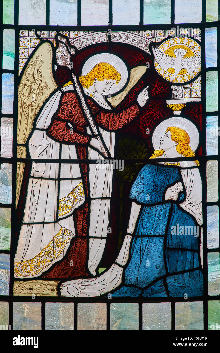 Glasfenster in der Kapelle von Gonville and Caius College der Universität Cambridge, England, der Engel Gabriel sagte Maria sie wird empfangen Stockfoto