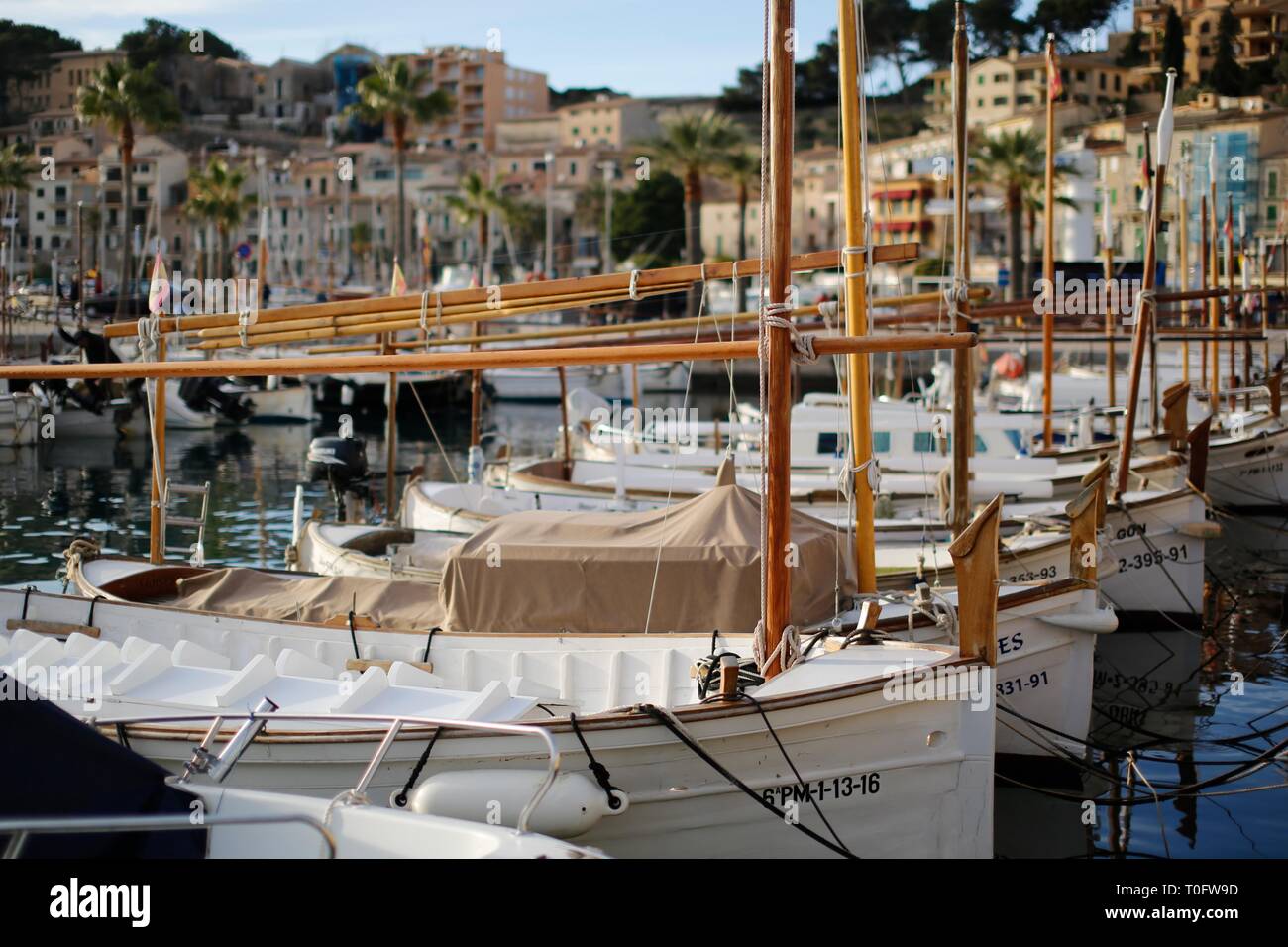 Der schöne Hafen von Port de Soller, Mallorca mit Blick auf die traditionellen Fischerboote Stockfoto