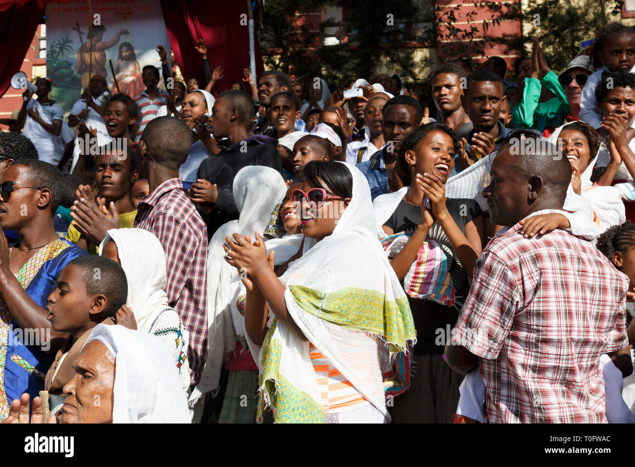 Gonder, Äthiopien, 18. Februar 2015: Einheimische feiern die Timkat Festival auf eine Treppe, die wichtige Äthiopische Orthodoxe Feier der Erscheinung des Herrn Stockfoto