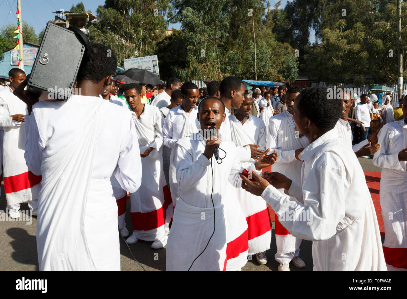 Gonder, Äthiopien, 18. Februar 2015: Die Menschen in der traditionellen Kleidung feiern die Timkat Festival, dem wichtigsten Äthiopischen Orthodoxen Feier o Stockfoto