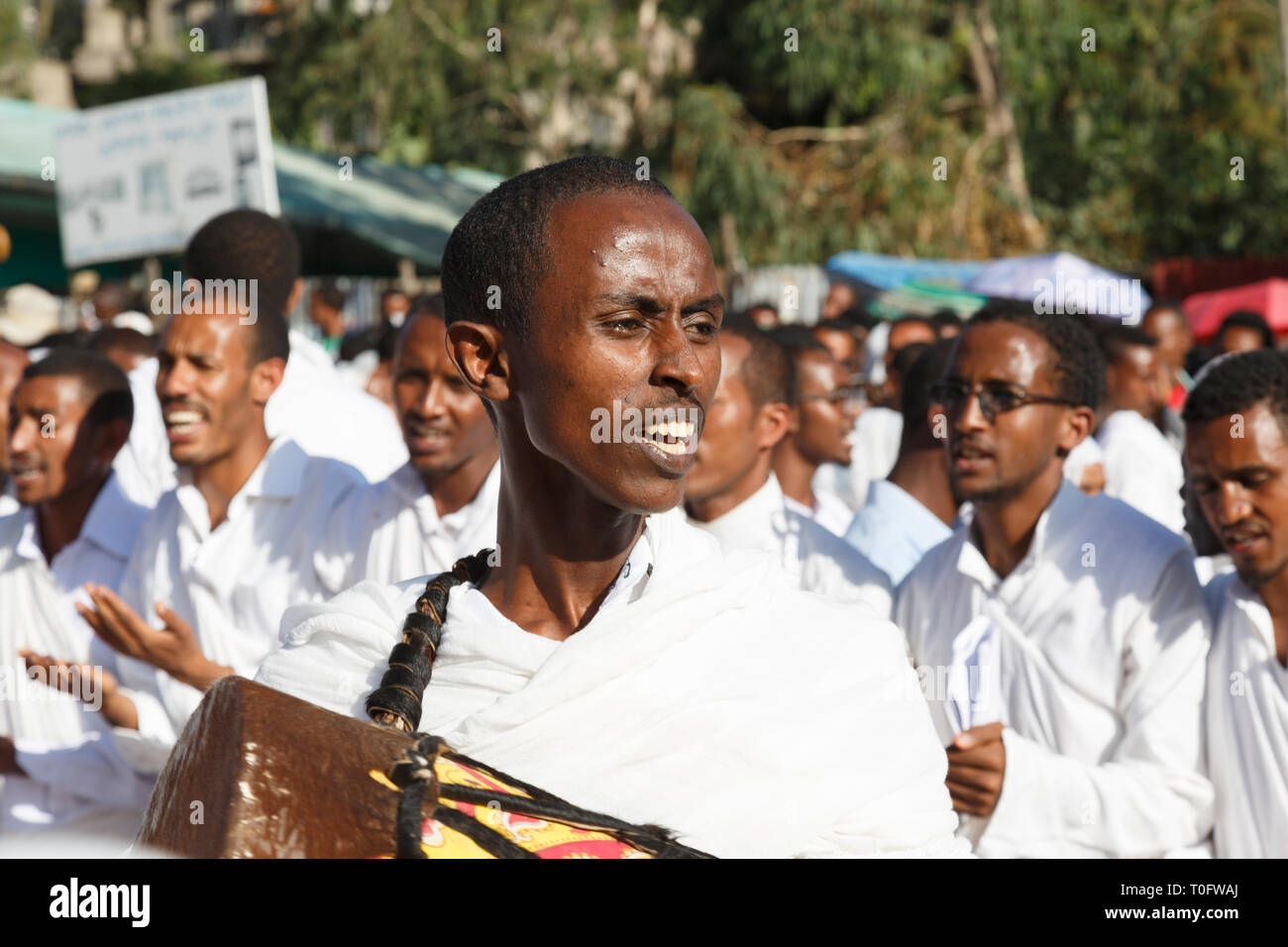 Gonder, Äthiopien, 18. Februar 2015: Die Menschen in der traditionellen Kleidung feiern die Timkat Festival, dem wichtigsten Äthiopischen Orthodoxen Feier o Stockfoto