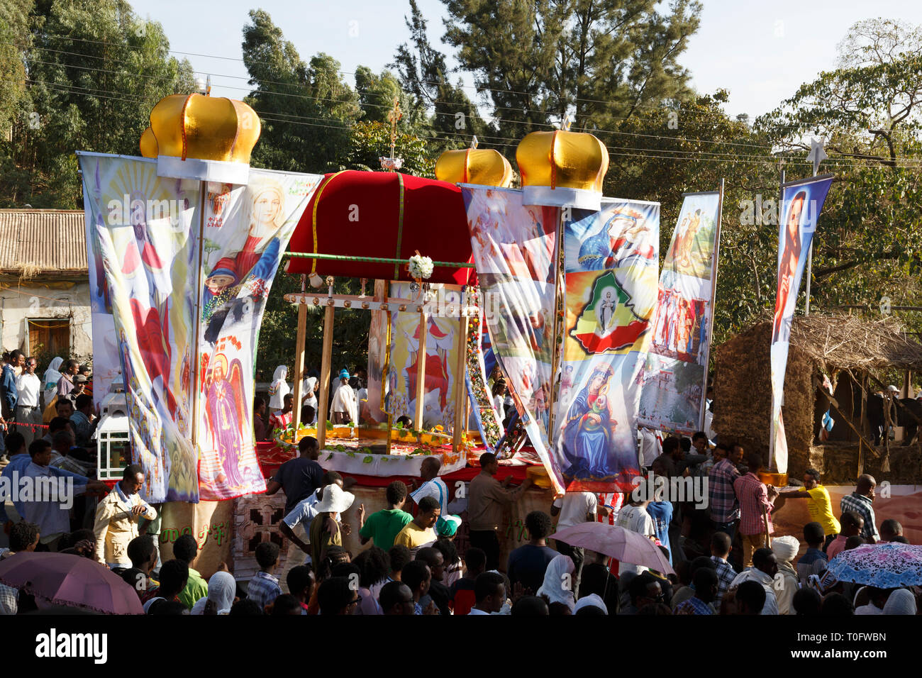 Gonder, Äthiopien, 18. Februar 2015: Einheimische, die sich an der Prozession am Timkat Festival, dem wichtigsten Äthiopischen Orthodoxen Feier von Epiphan Stockfoto