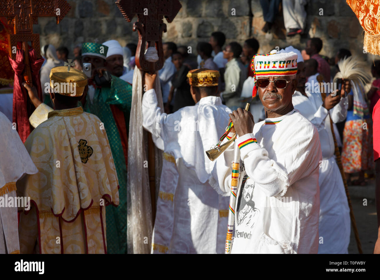 Gonder, Äthiopien, 18. Februar 2015: Die Menschen in der traditionellen Kleidung feiern die Timkat Festival, dem wichtigsten Äthiopischen Orthodoxen Feier o Stockfoto