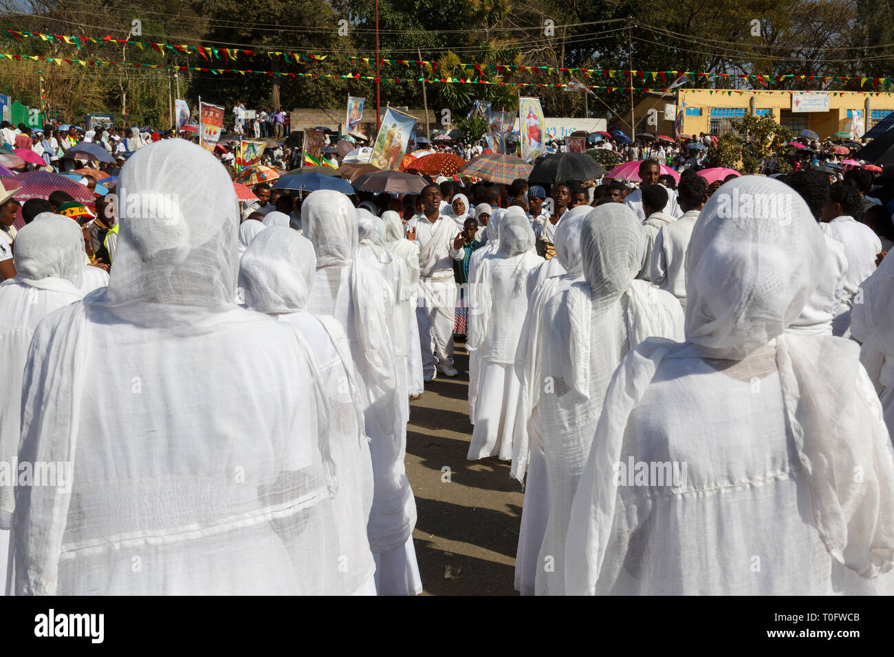 Gonder, Äthiopien, 18. Februar 2015: Die Menschen in der traditionellen Kleidung feiern die Timkat Festival, dem wichtigsten Äthiopischen Orthodoxen Feier o Stockfoto