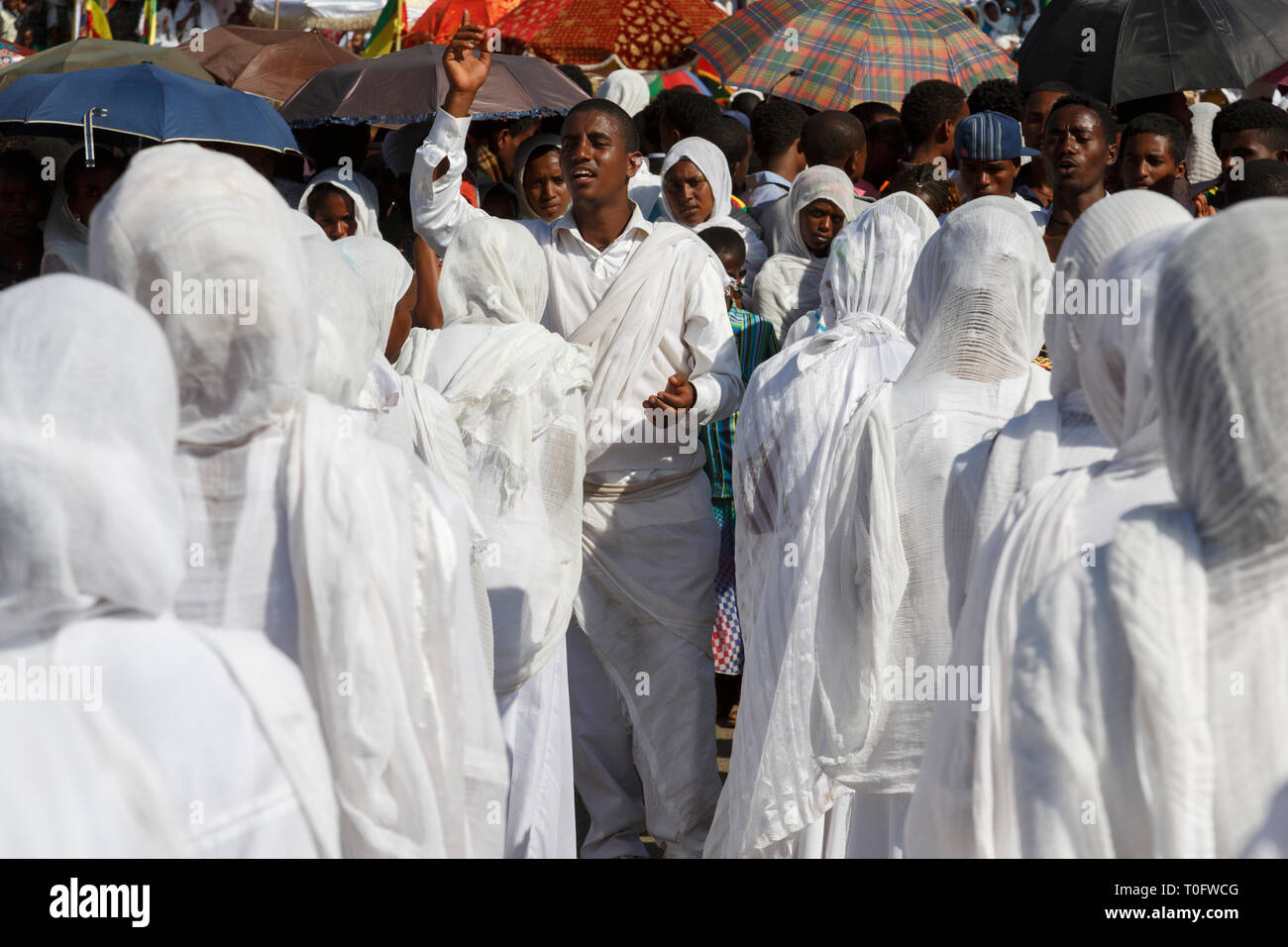 Gonder, Äthiopien, 18. Februar 2015: Die Menschen in der traditionellen Kleidung feiern die Timkat Festival, dem wichtigsten Äthiopischen Orthodoxen Feier o Stockfoto