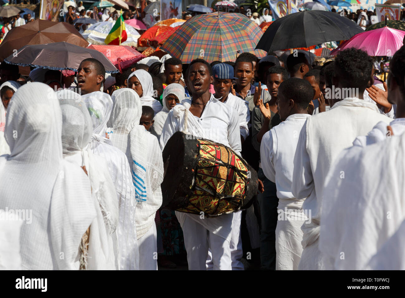 Gonder, Äthiopien, 18. Februar 2015: Die Menschen in der traditionellen Kleidung feiern die Timkat Festival, dem wichtigsten Äthiopischen Orthodoxen Feier o Stockfoto