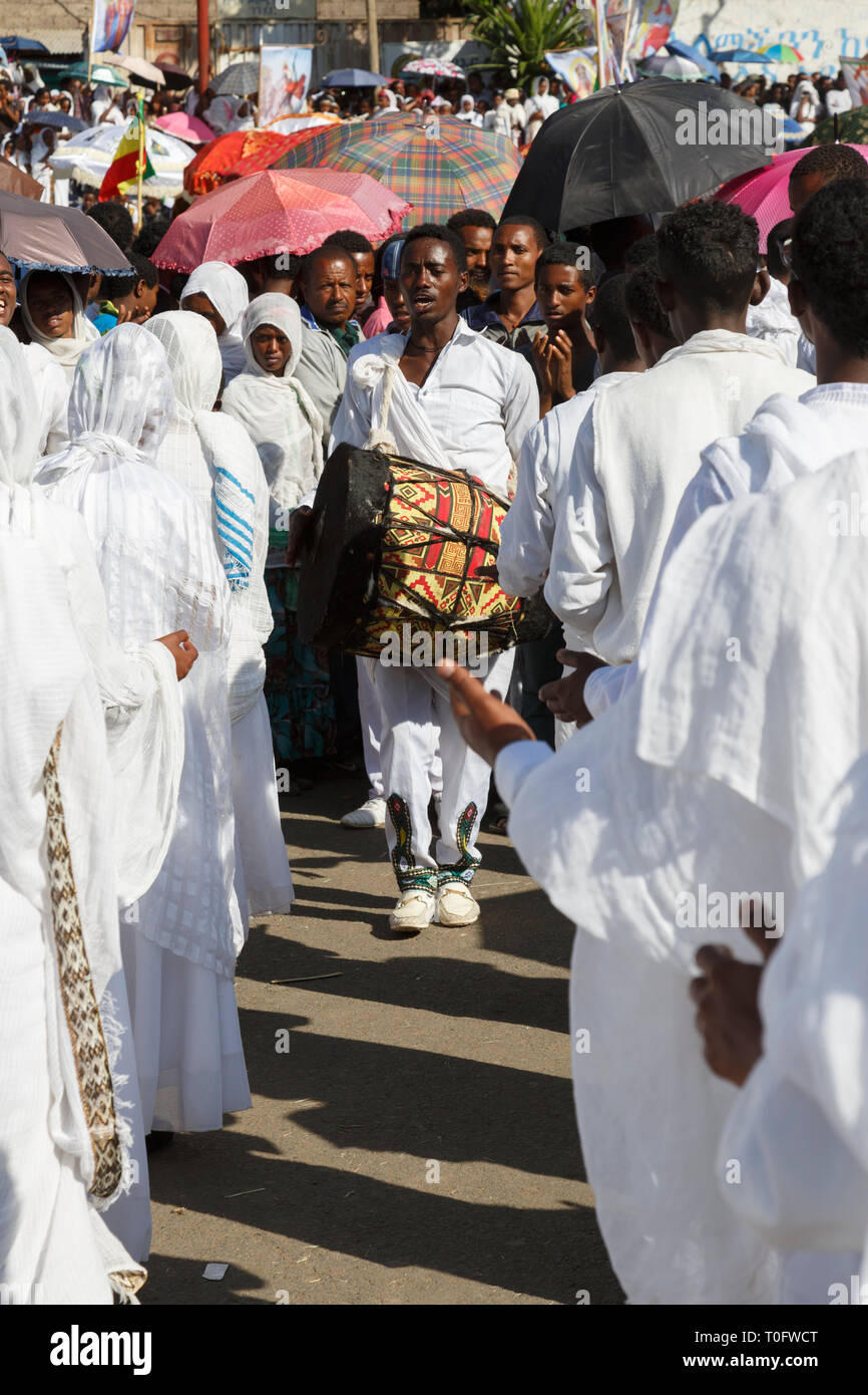 Gonder, Äthiopien, 18. Februar 2015: Die Menschen in der traditionellen Kleidung feiern die Timkat Festival, dem wichtigsten Äthiopischen Orthodoxen Feier o Stockfoto