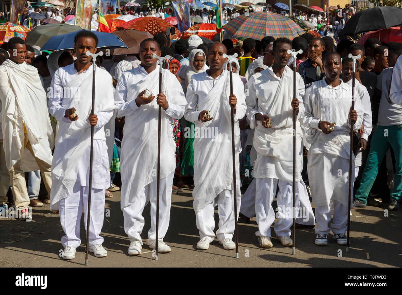 Gonder, Äthiopien, 18. Februar 2015: Männer in traditionellen Trachten mit pilgrim Stange gekleidet feiern die Timkat Festival, dem wichtigsten Äthiopischen Orthodoxen Stockfoto