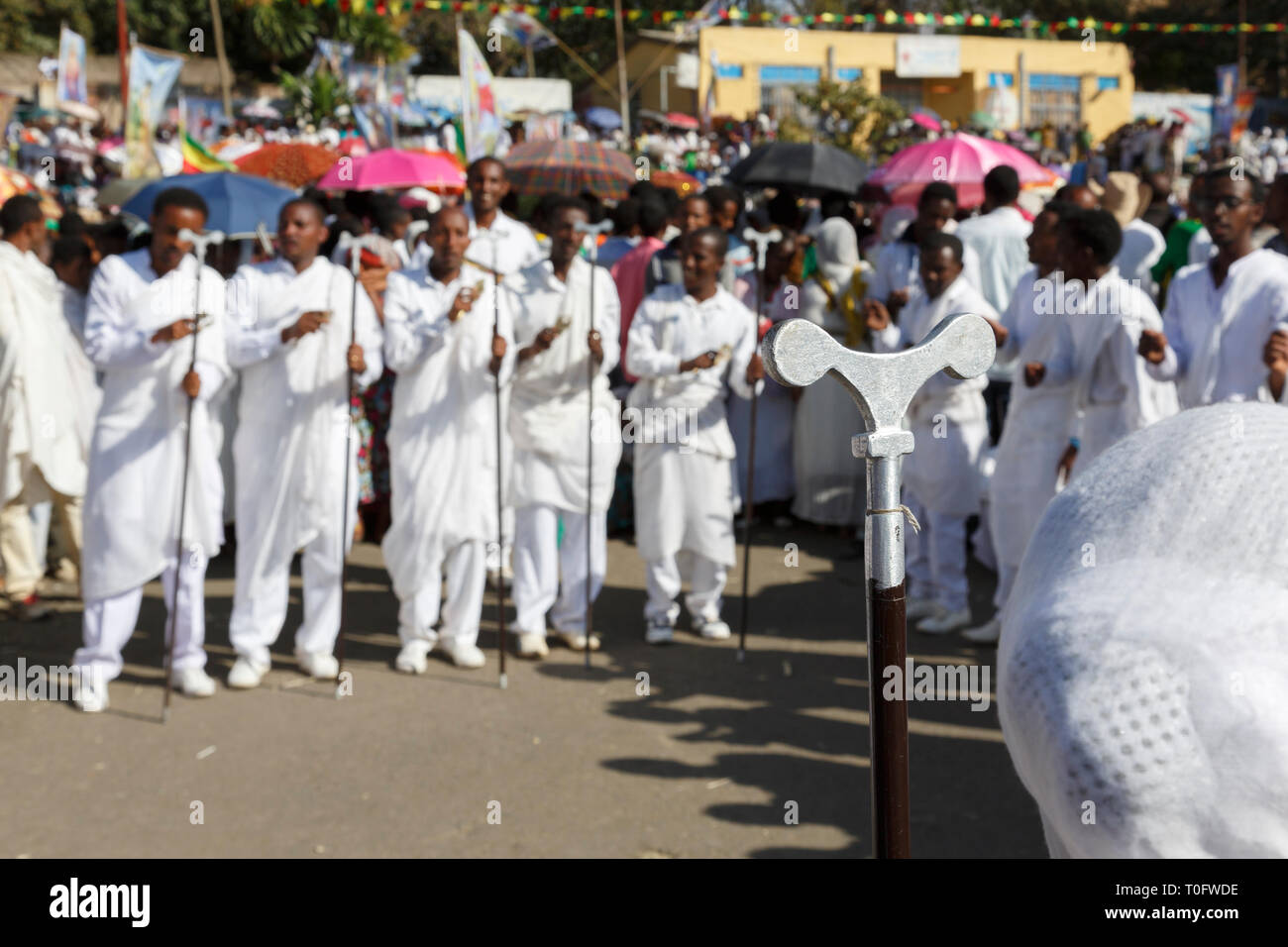 Gonder, Äthiopien, 18. Februar 2015: Männer in traditionellen Trachten mit pilgrim Stange gekleidet feiern die Timkat Festival, dem wichtigsten Äthiopischen Orthodoxen Stockfoto