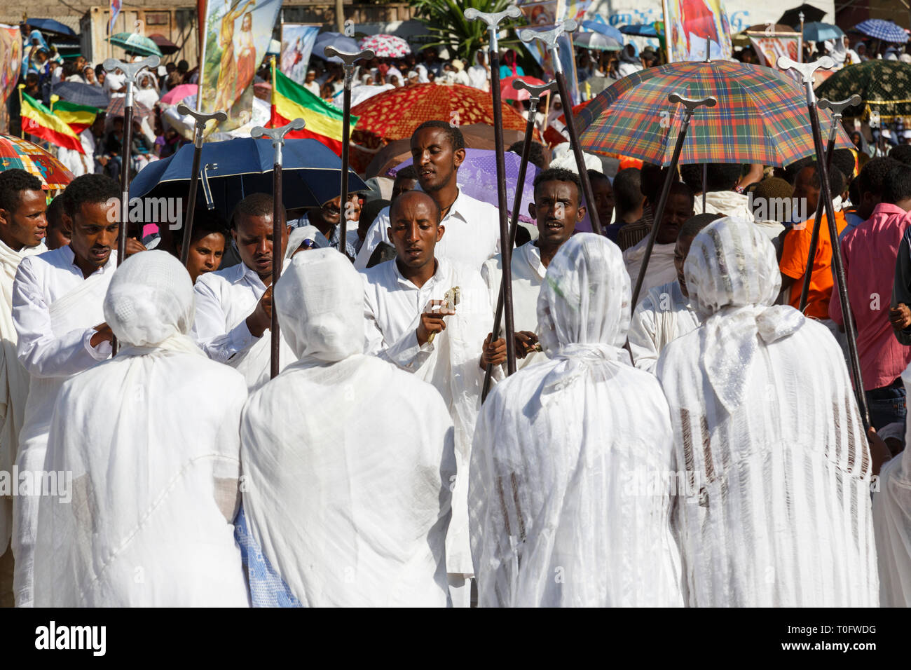 Gonder, Äthiopien, 18. Februar 2015: Männer in traditionellen Trachten mit pilgrim Stange gekleidet feiern die Timkat Festival, dem wichtigsten Äthiopischen Orthodoxen Stockfoto