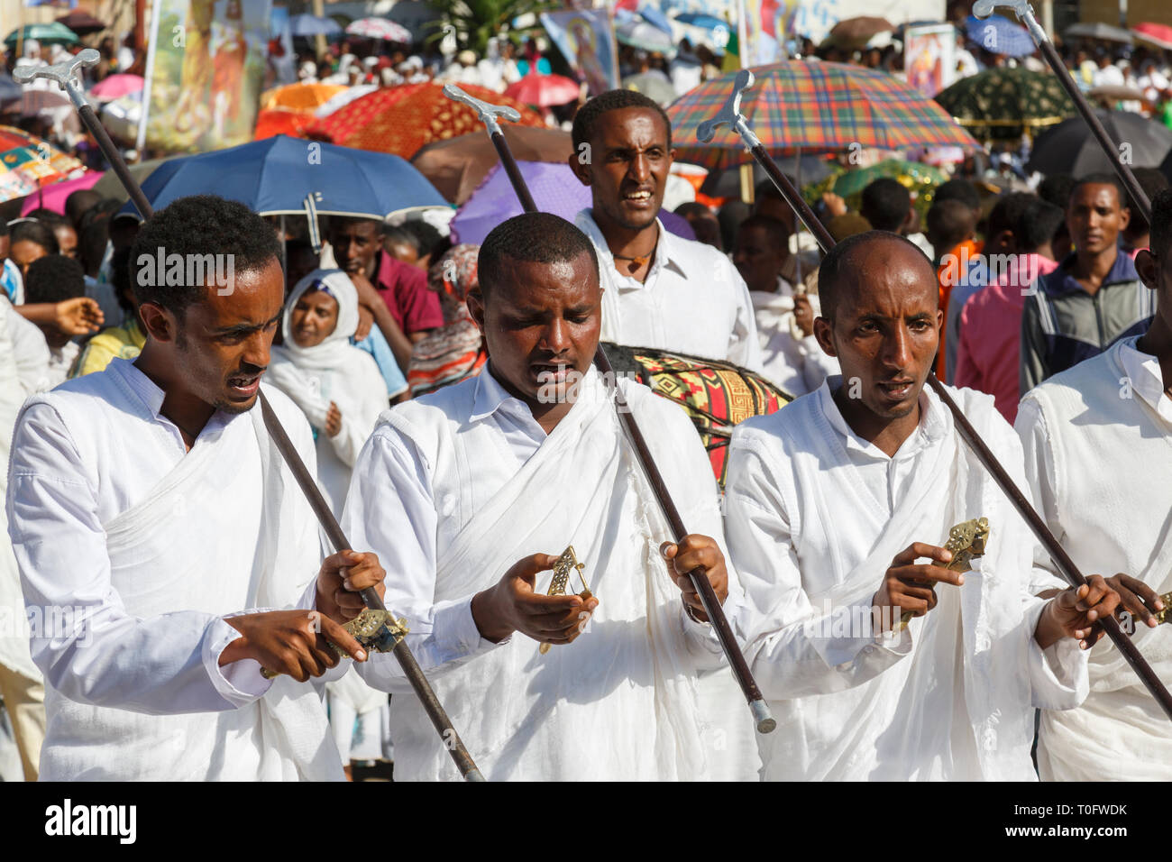 Gonder, Äthiopien, 18. Februar 2015: Männer in traditionellen Trachten mit pilgrim Stange gekleidet feiern die Timkat Festival, dem wichtigsten Äthiopischen Orthodoxen Stockfoto
