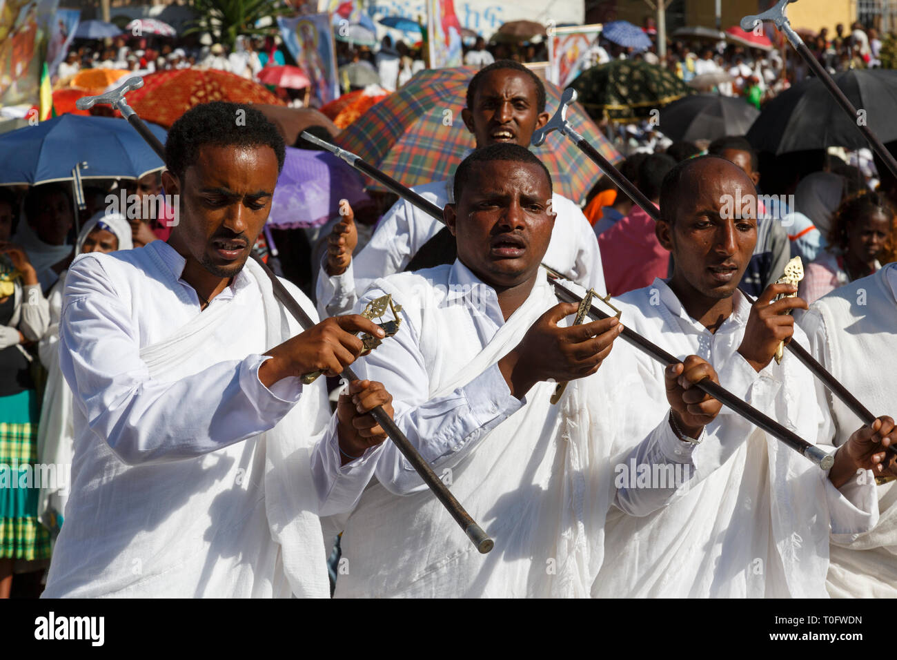 Gonder, Äthiopien, 18. Februar 2015: Männer in traditionellen Trachten mit pilgrim Stange gekleidet feiern die Timkat Festival, dem wichtigsten Äthiopischen Orthodoxen Stockfoto