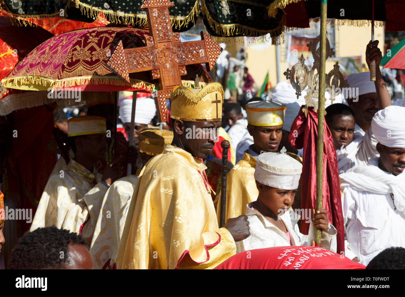 Gonder, Äthiopien, 18. Februar 2015: Die Menschen in der traditionellen Kleidung feiern die Timkat Festival, dem wichtigsten Äthiopischen Orthodoxen Feier o Stockfoto