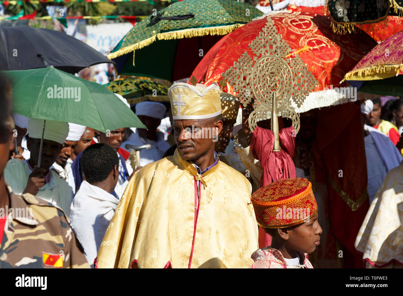 Gonder, Äthiopien, 18. Februar 2015: Die Menschen in der traditionellen Kleidung feiern die Timkat Festival, dem wichtigsten Äthiopischen Orthodoxen Feier o Stockfoto