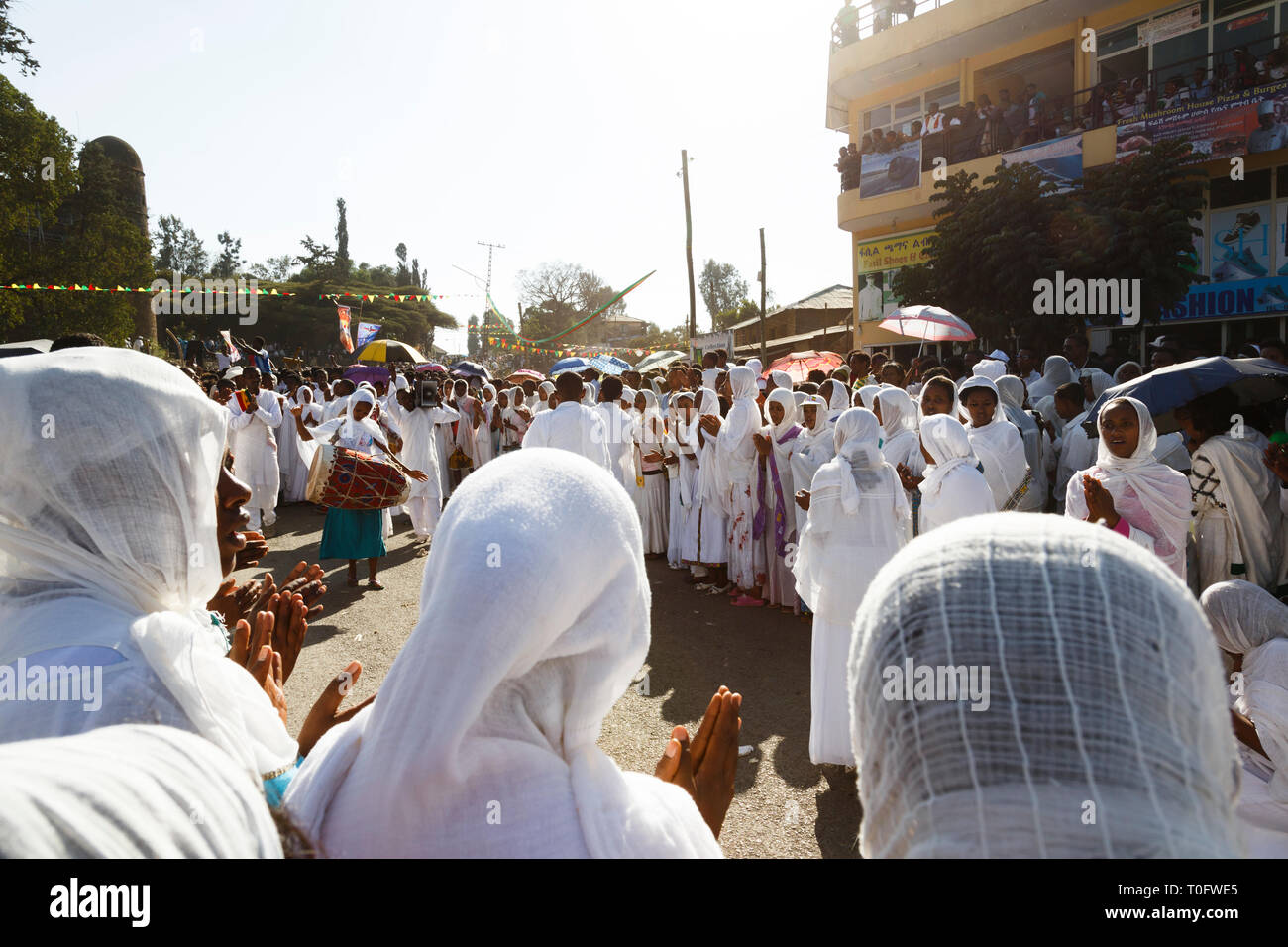Gonder, Äthiopien, 18. Februar 2015: Die Menschen in der traditionellen Kleidung feiern die Timkat Festival, dem wichtigsten Äthiopischen Orthodoxen Feier o Stockfoto