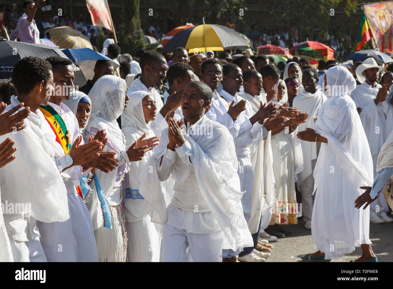 Gonder, Äthiopien, 18. Februar 2015: Die Menschen in der traditionellen Kleidung feiern die Timkat Festival, dem wichtigsten Äthiopischen Orthodoxen Feier o Stockfoto