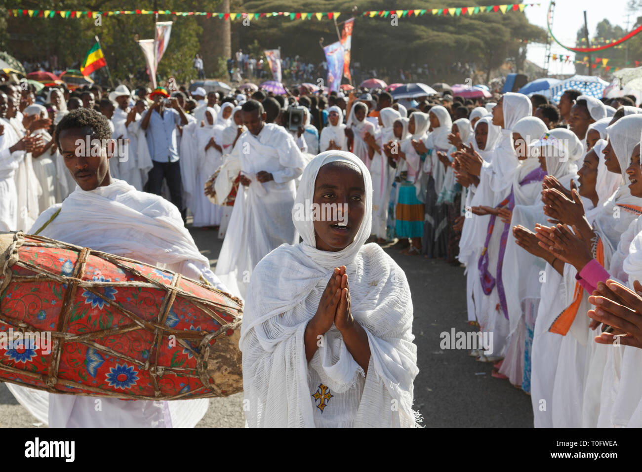 Gonder, Äthiopien, 18. Februar 2015: Die Menschen in der traditionellen Kleidung feiern die Timkat Festival, dem wichtigsten Äthiopischen Orthodoxen Feier o Stockfoto